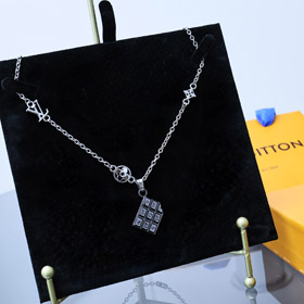 Louis Vuitton LV pendant engraved letter floral necklace-3649